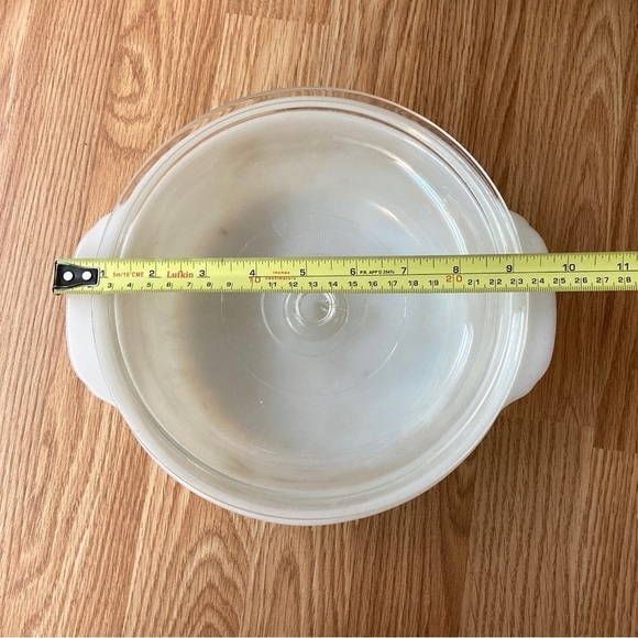 Vintage Fire King 2 Qt. Wheat Casserole Dish with lid. - Picture 2 of 3